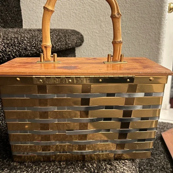 Elegant Gold and Tan Woven Handbag - Picture 4 of 6